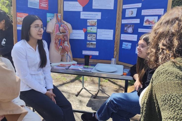 Estand de estudiantes sobre la funcionalidad cardiovascular.