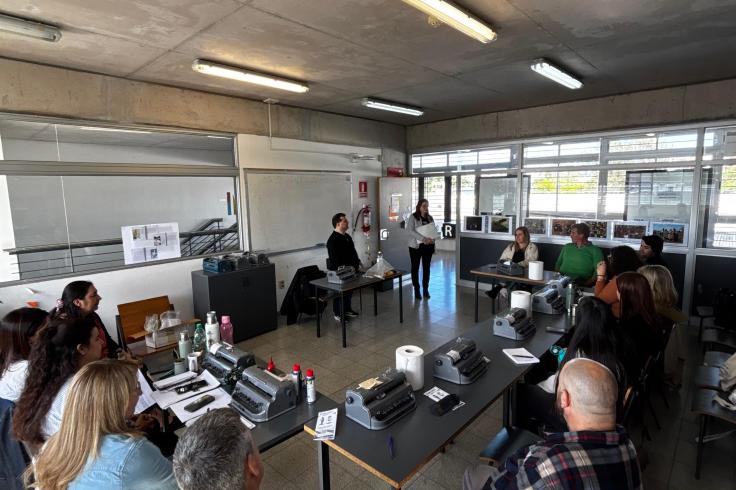 Asistentes del curso en ronda, escuchando al facilitador. 