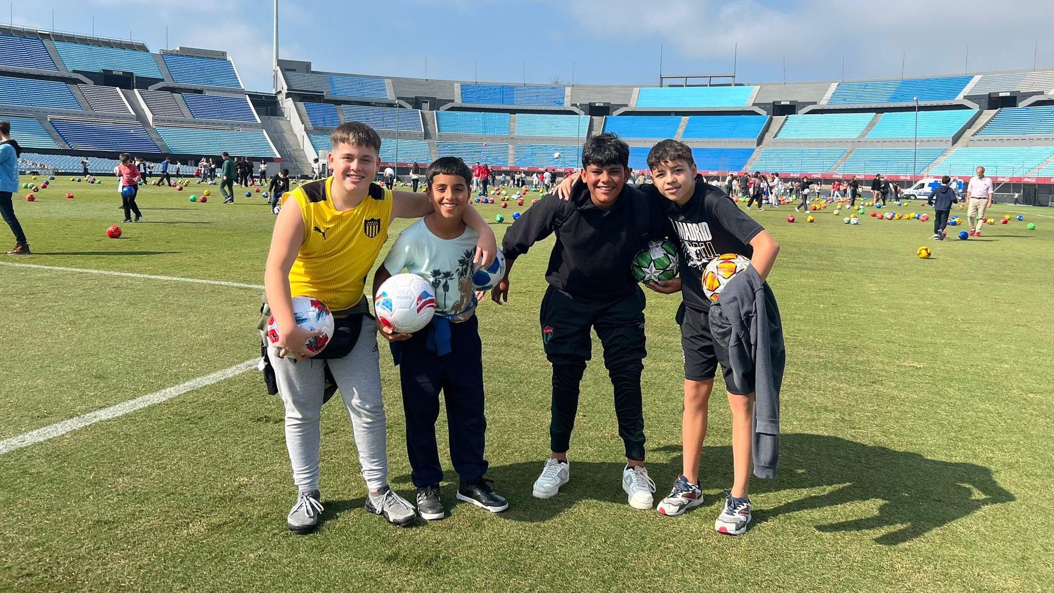 estudiantes en la cancha del Estadio Centenario
