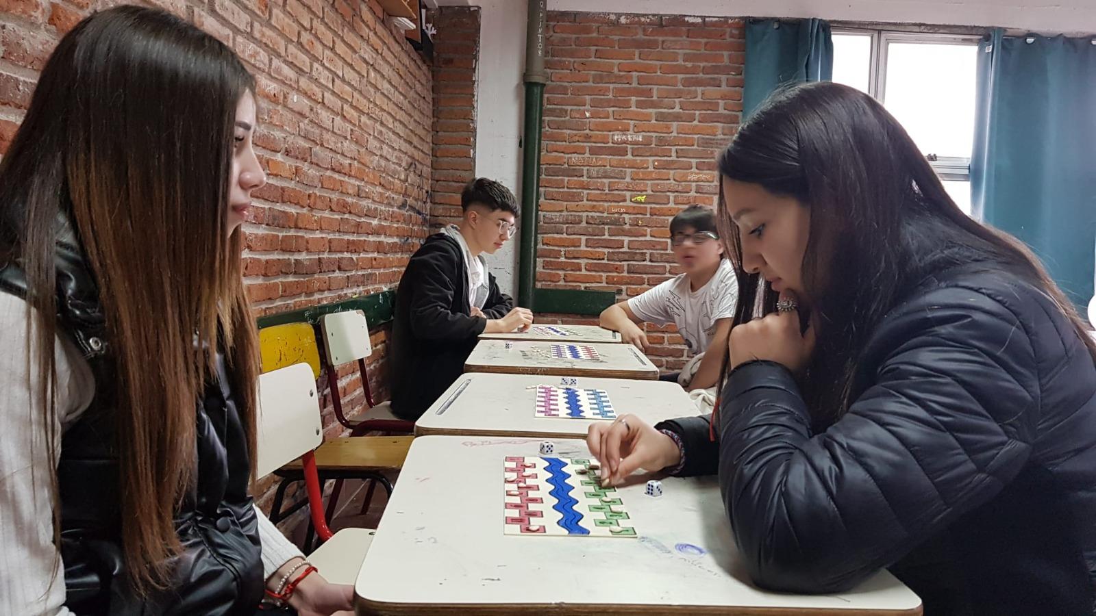 Estudiante escribiendo