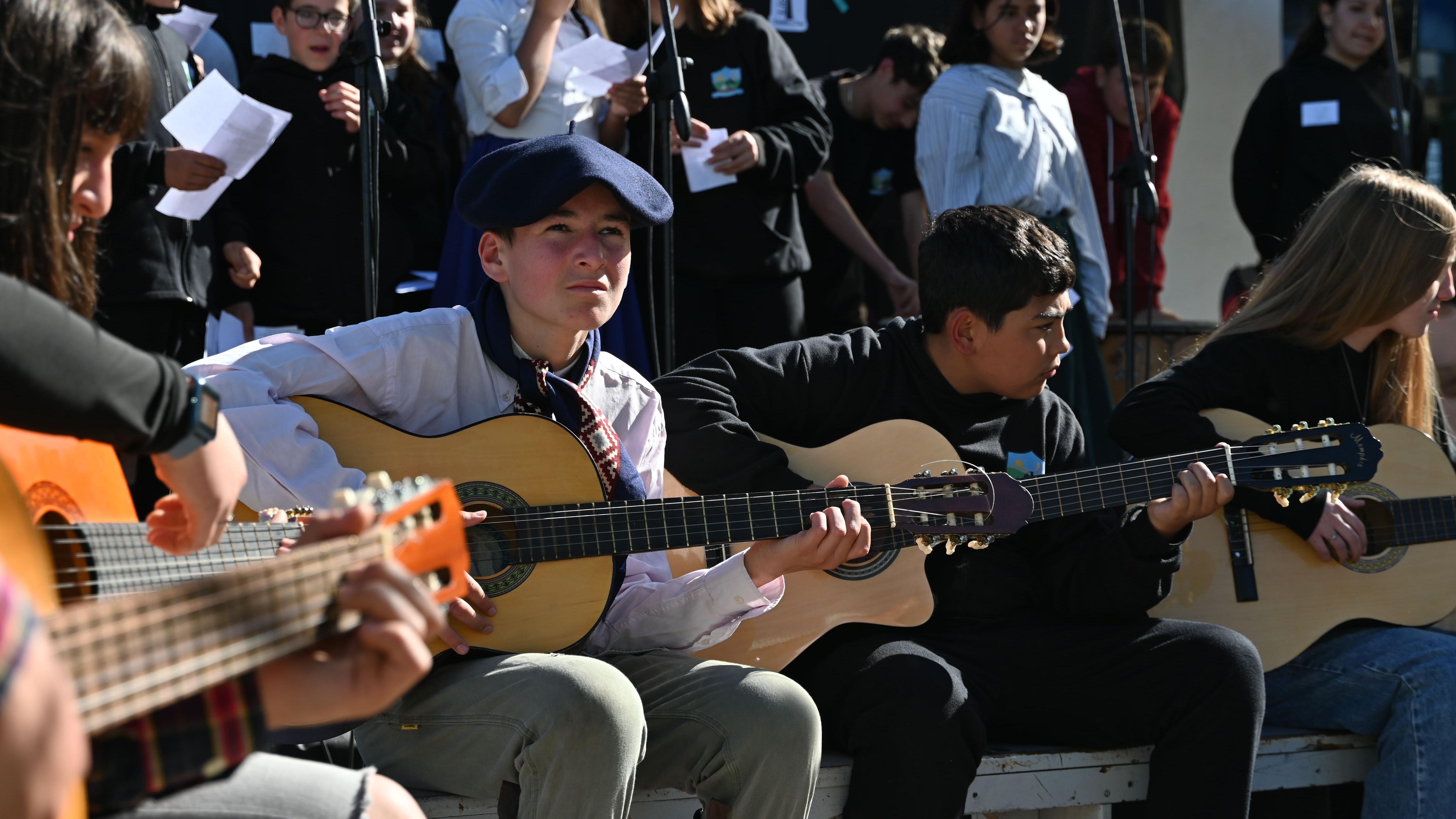 dia de educacion publica guitarras