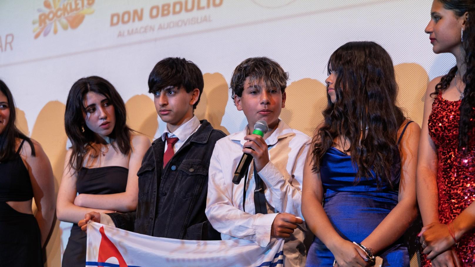 Entrega de la mención al Liceo de Pintadito por propuesta creativa.