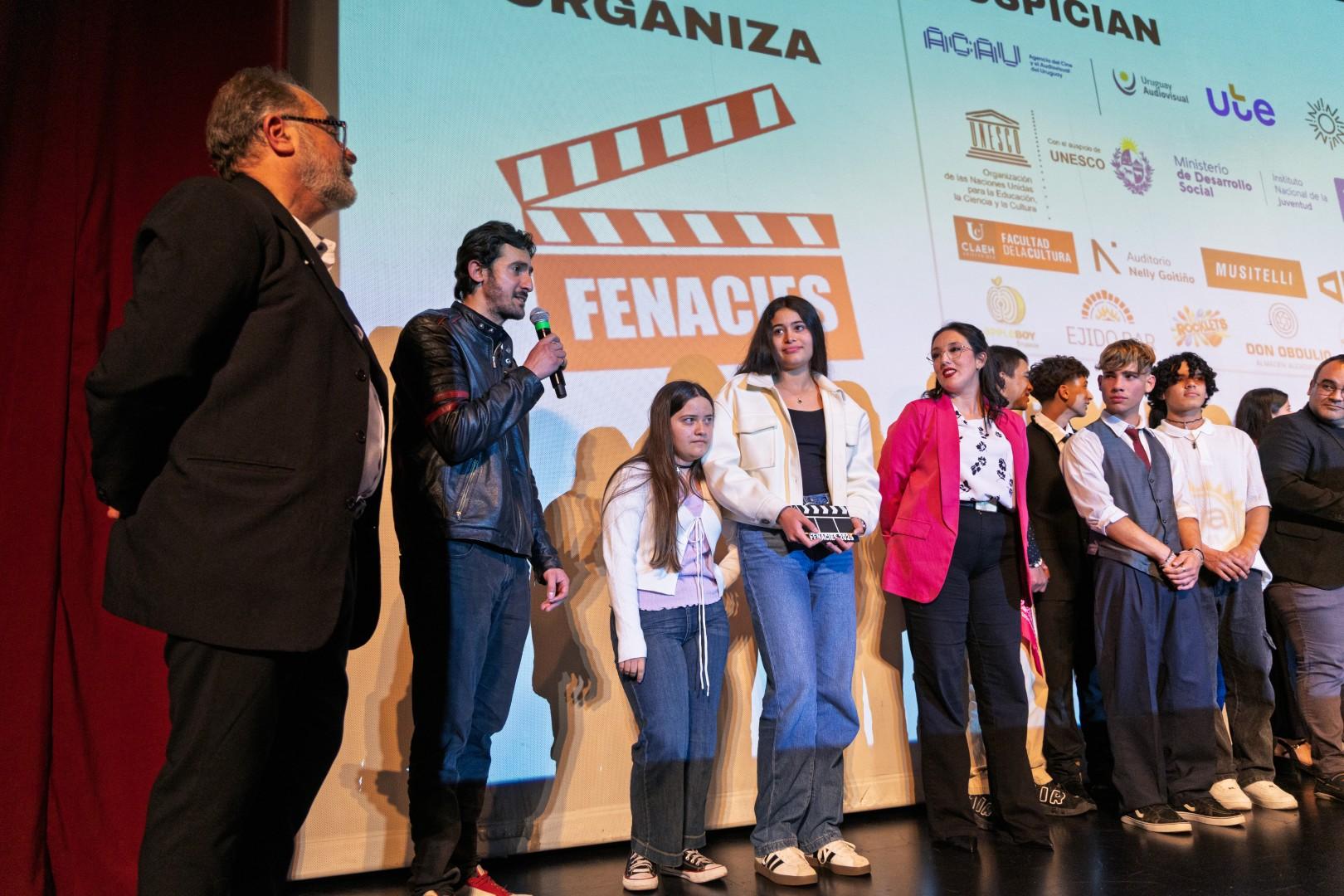 Entrega de la mención al Liceo de Pintadito por propuesta creativa.