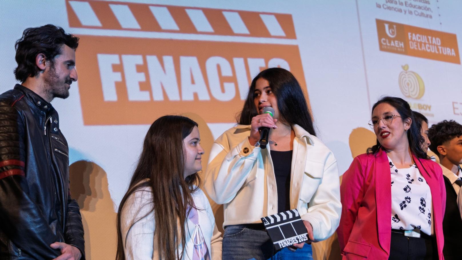 Entrega de la mención al Liceo de Pintadito por propuesta creativa.