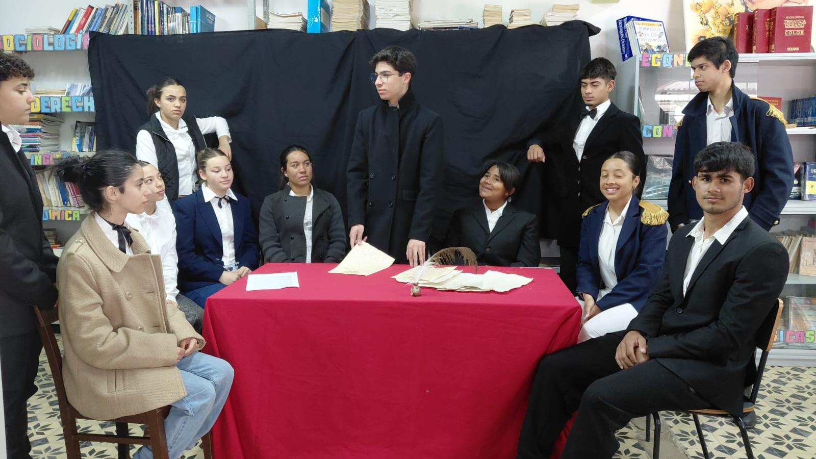Estudiantes actúan una escena de la Declaratoria de la Independencia.