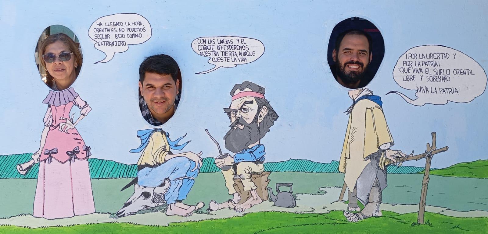 Profesores juegan a ser personajes, mediante el cartel hecho por estudiantes. 