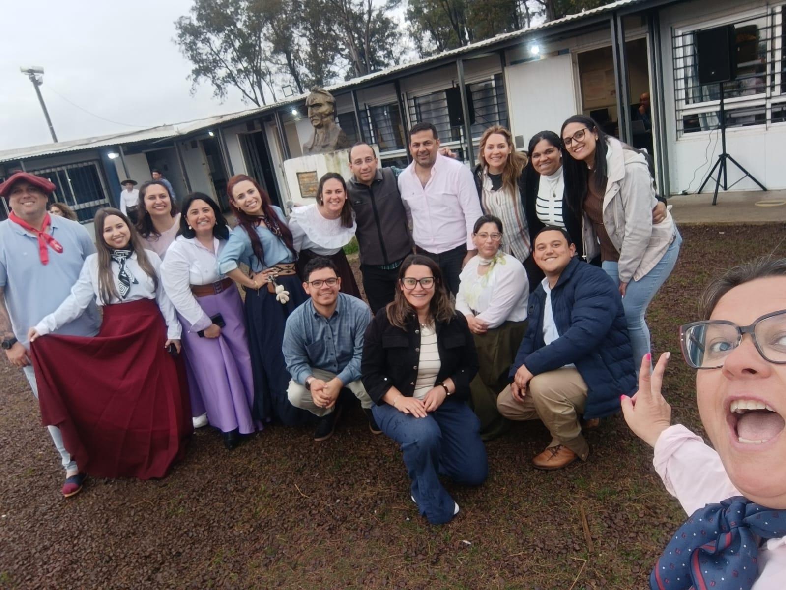 Estudiantes y docentes disfrutando del evento. 