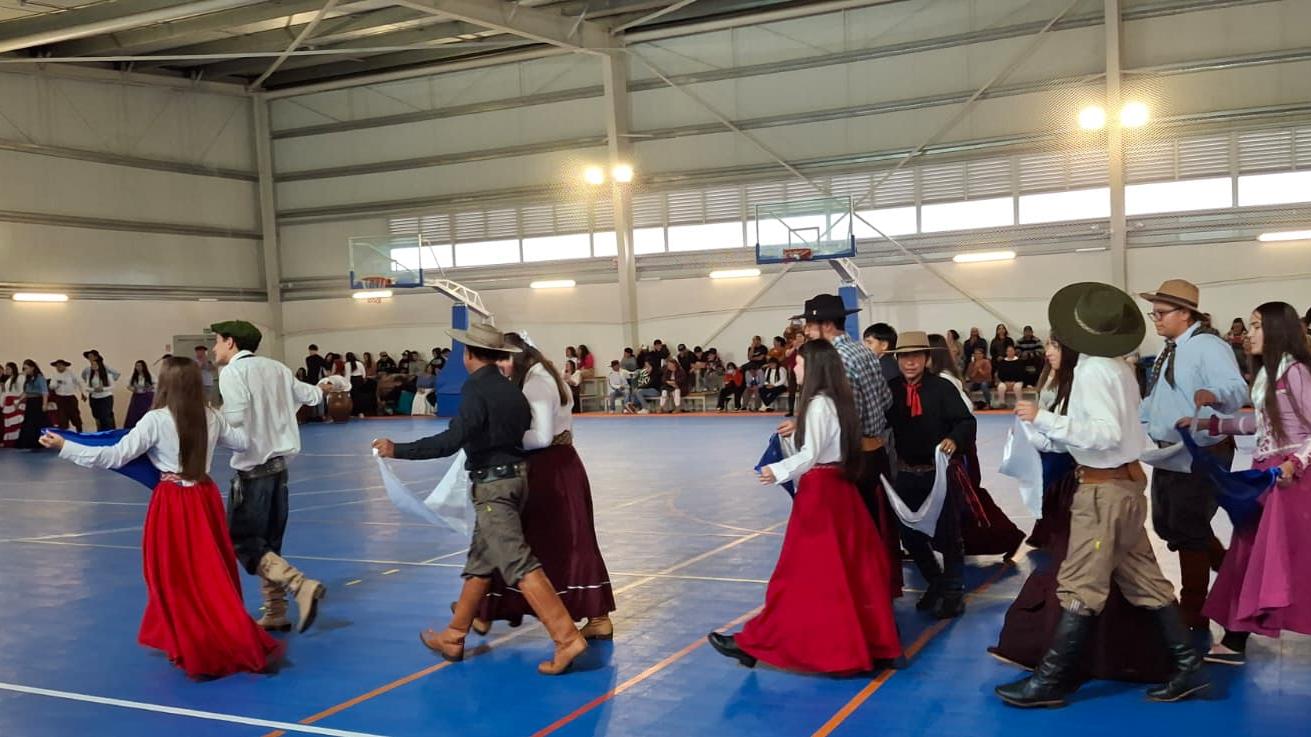 Estudiantes bailando folklore. 