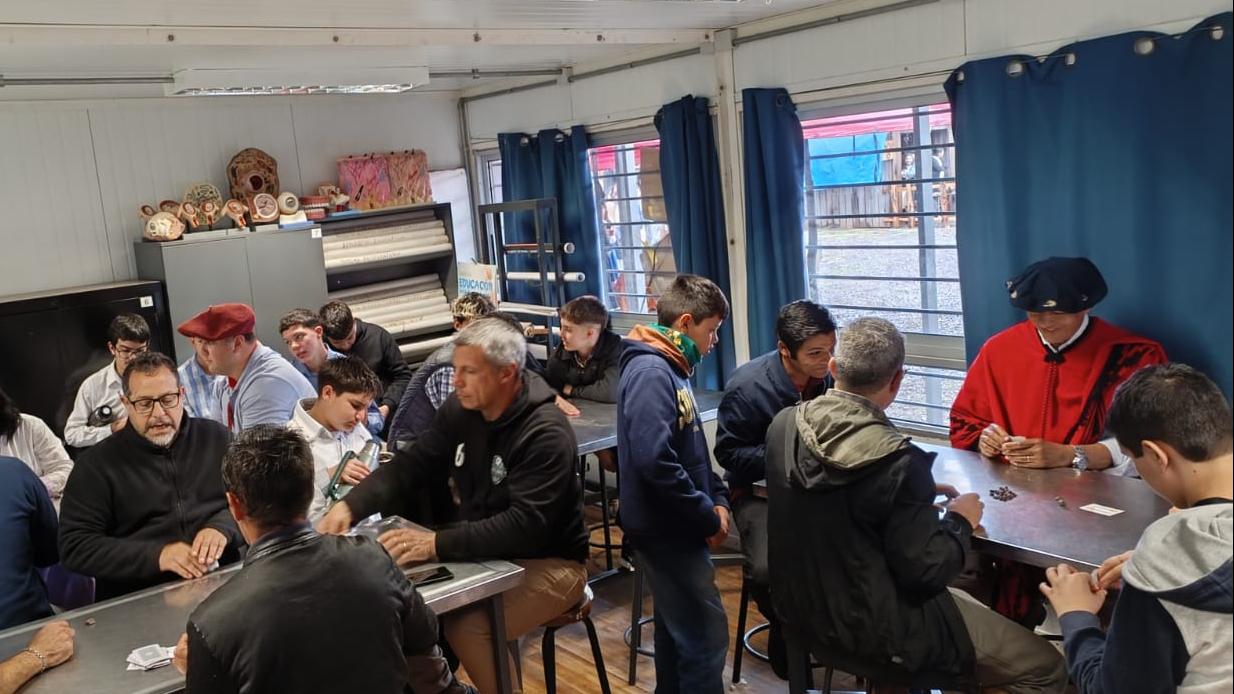 Jugadores de truco, desafiando sus habilidades.