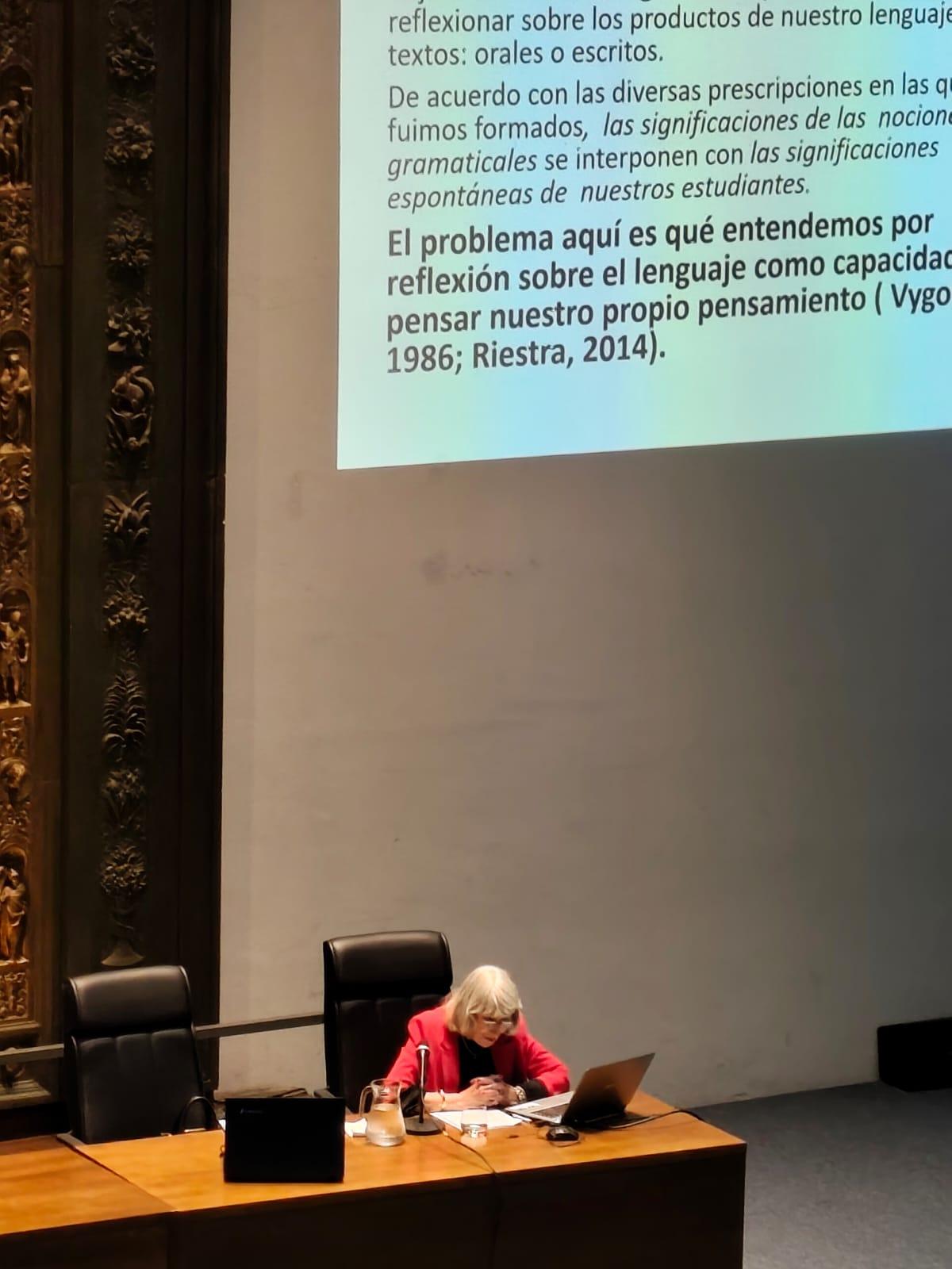 Dora Riestra expone sobre la IA en el marco del andamiaje teórico de Saussure y Coseriu. 