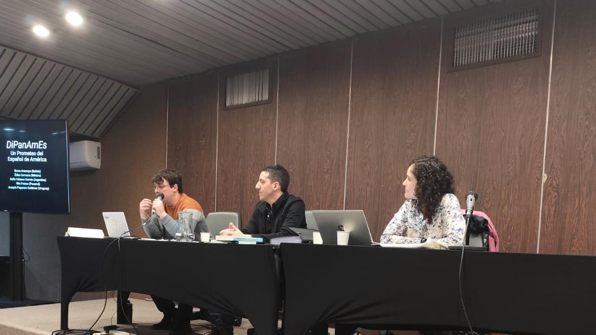 Profesionales exponiendo sobre la Didáctica de la Lengua.