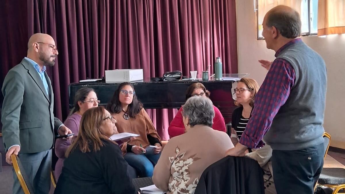 Integrantes en ronda trabajando con las consignas asignadas. 