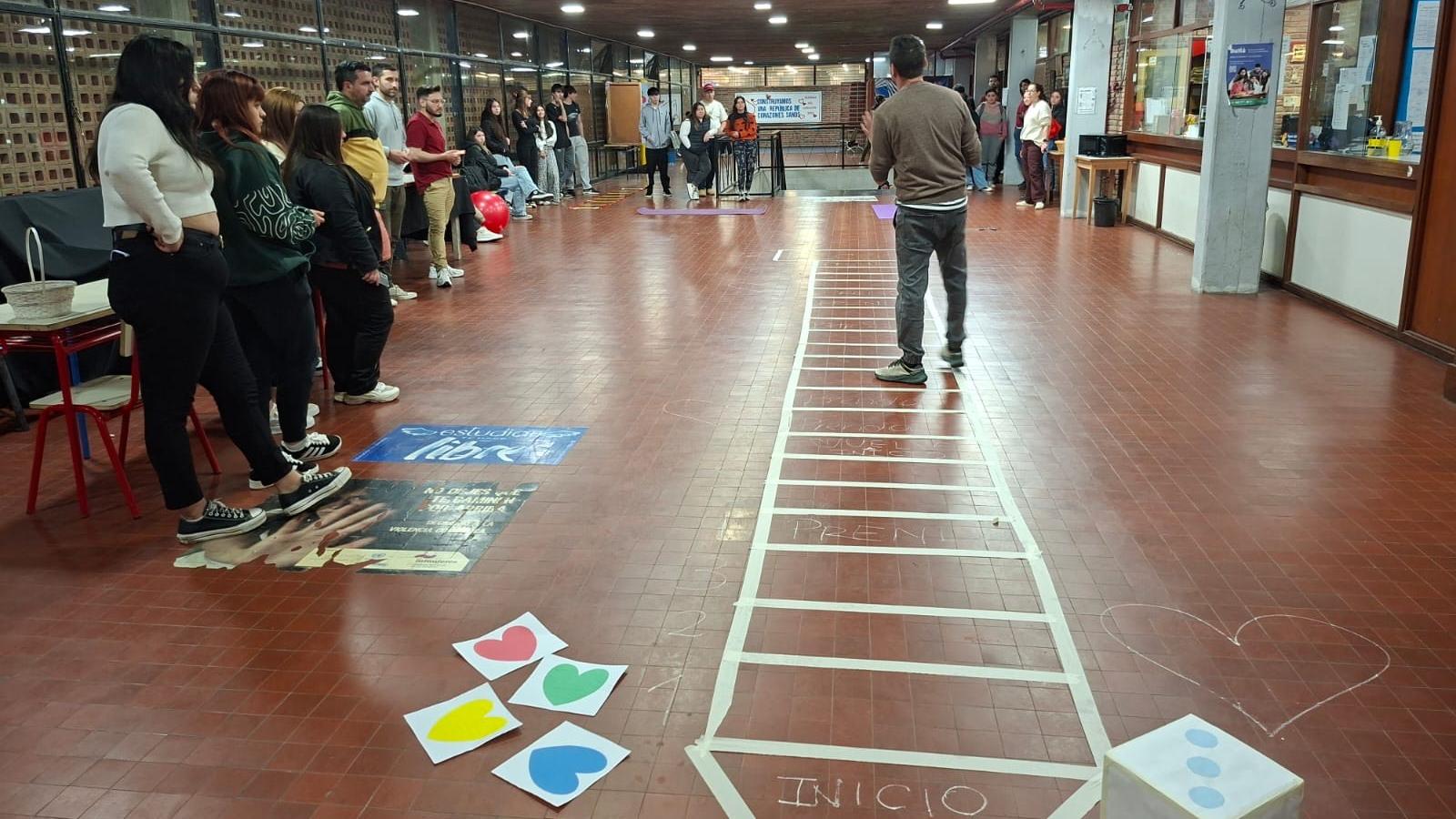Material del Liceo AIUC. Personas realizando ejercicios físicos. 