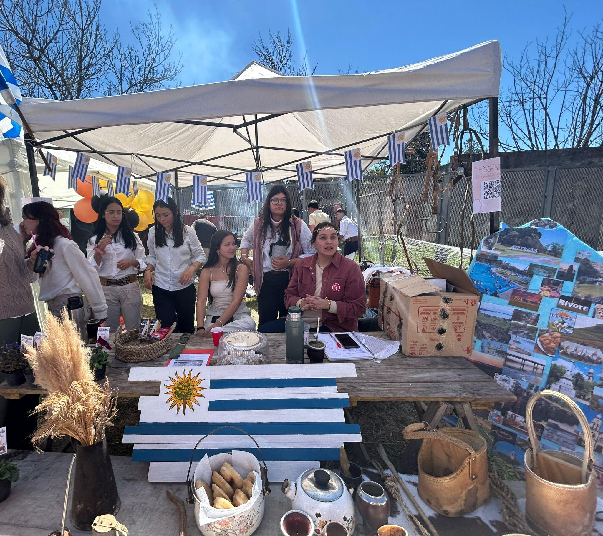 Estudiantes en el estand de Uruguay.