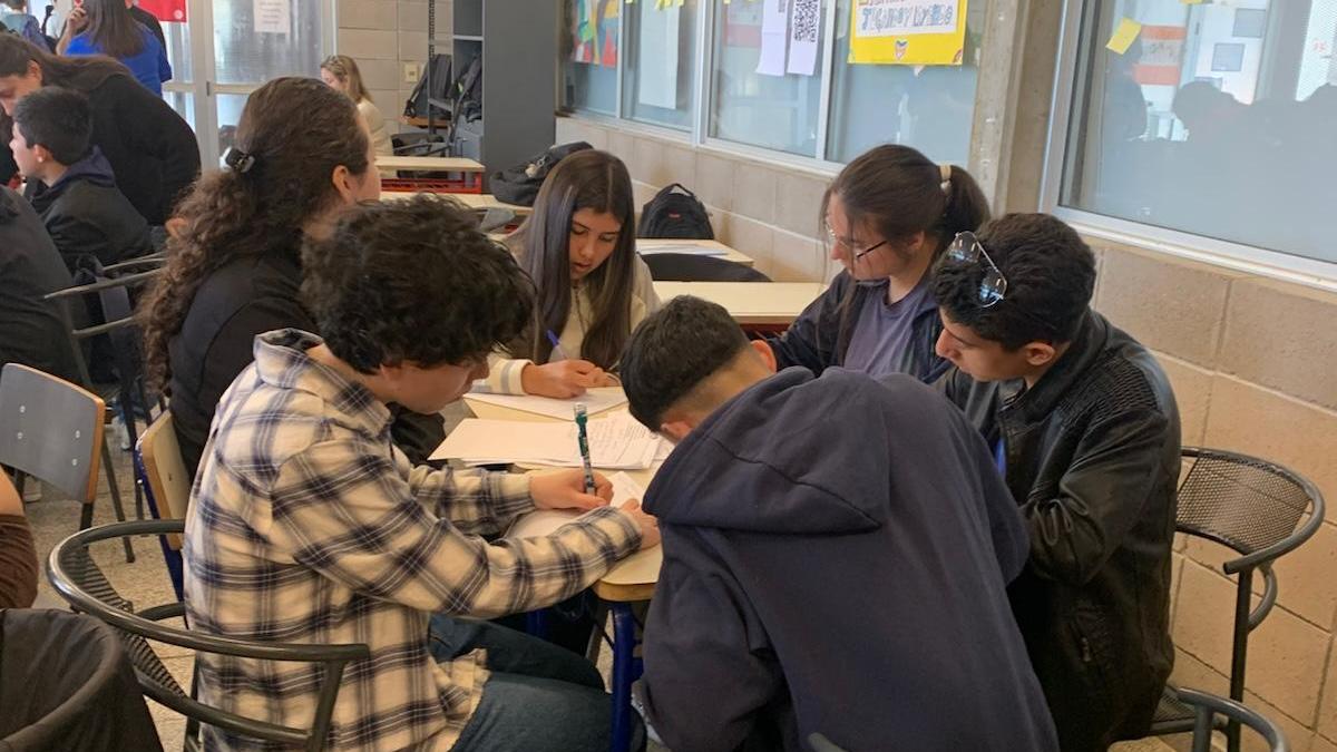 Estudiantes debatiendo sobre las temáticas.