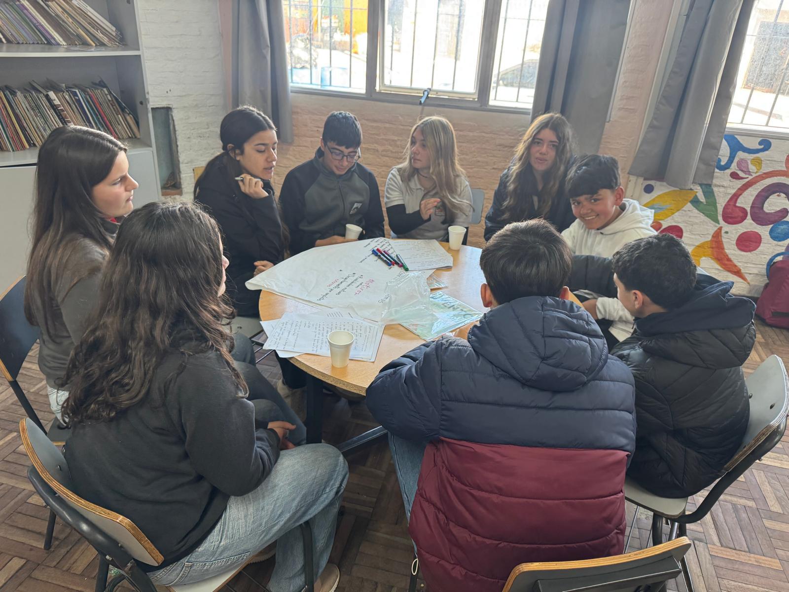 Estudiantes debatiendo sobre las temáticas.