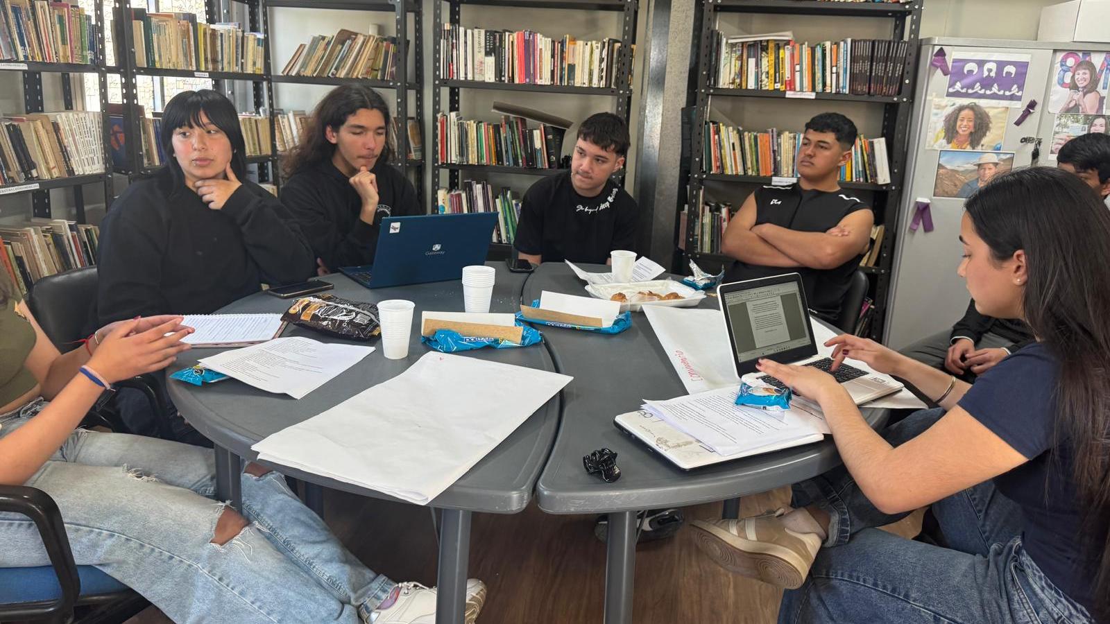 Estudiantes debatiendo sobre las temáticas.
