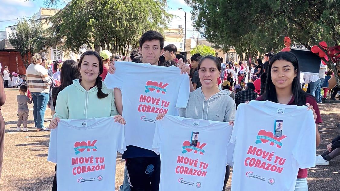 Material del Liceo de Tranqueras. Estudiantes mostrando las camisetas con el lema "Mové tu corazón". 