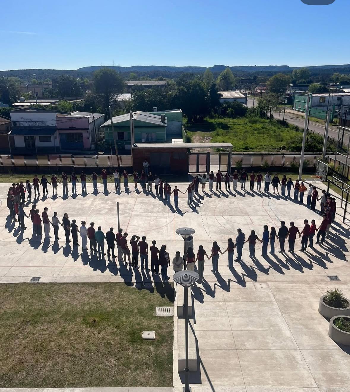 Material del Liceo de Tranqueras. Todos los estudiantes realizando un gran corazón. Foto tomada desde arriba, con un dron. 