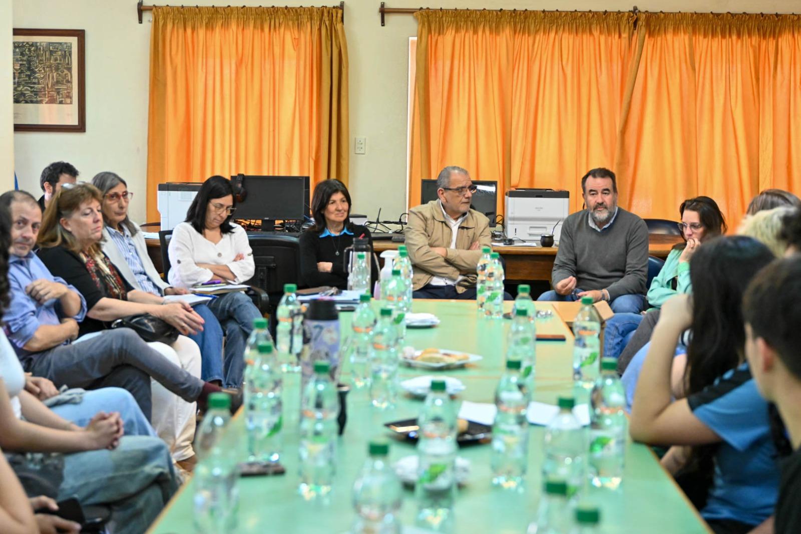 Autoridades dialogan con gremios