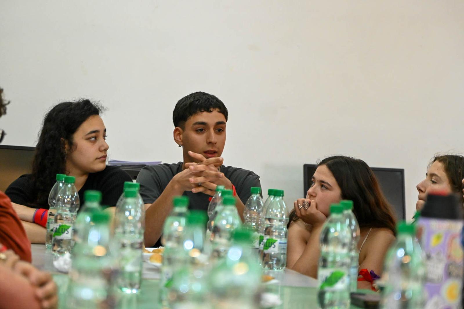 Autoridades dialogan con gremios