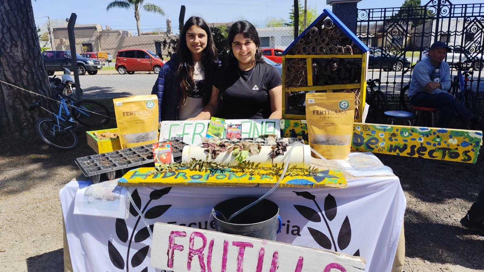 Material del Liceo AIUC. Estand de estudiantes sobre alimentación. 
