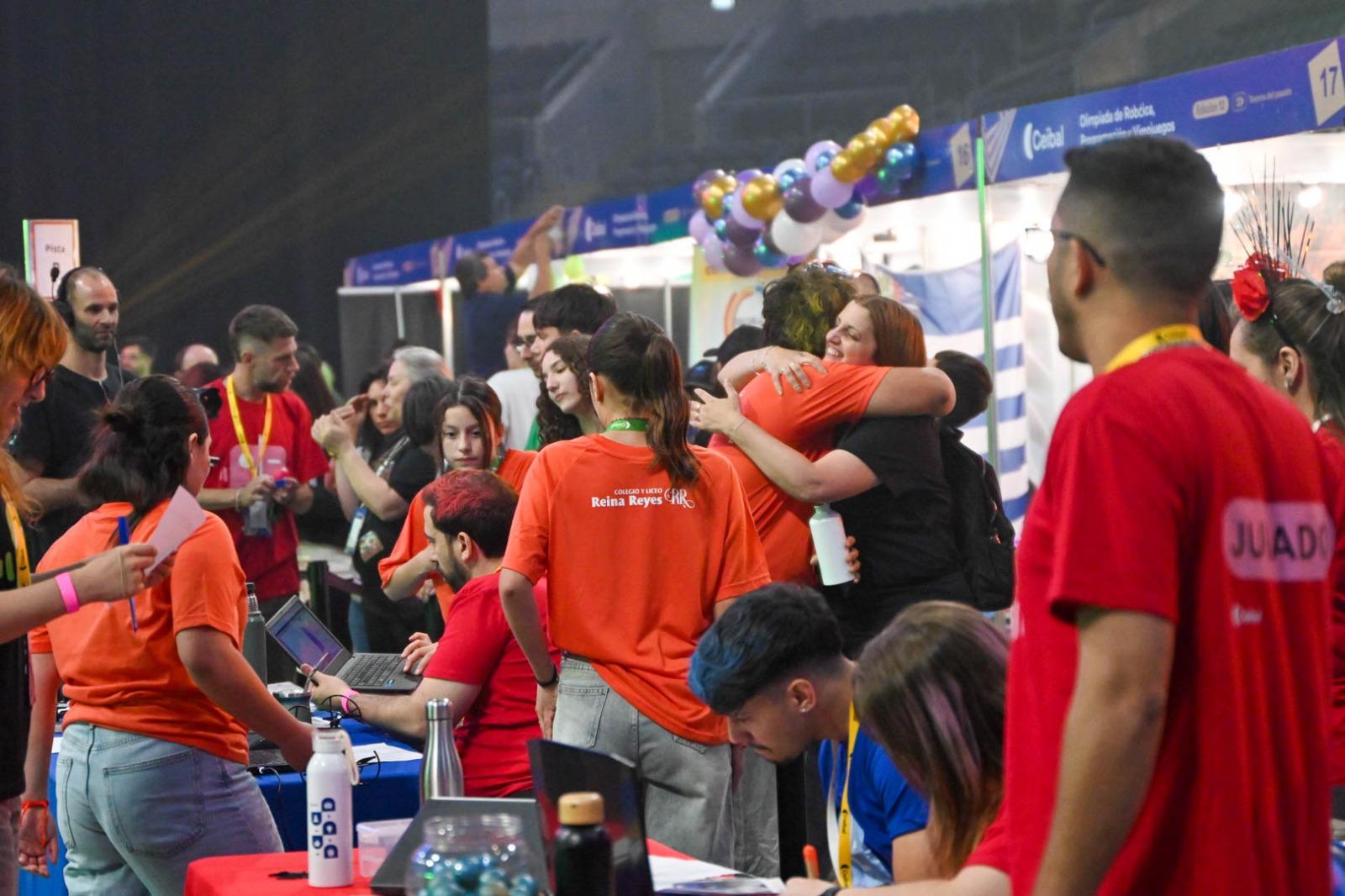 Estudiantes esperando resultados.