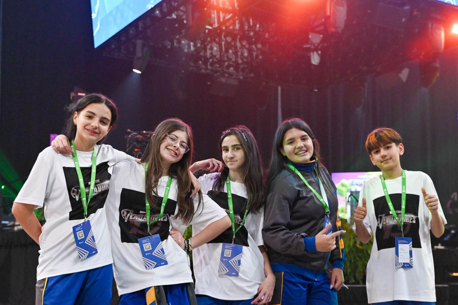 Estudiantes esperando resultados.