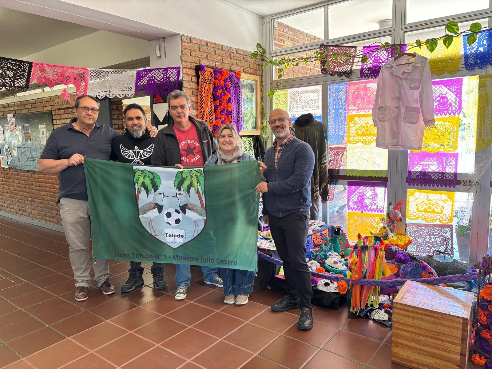 Docentes y representantes de la Embajada de México.