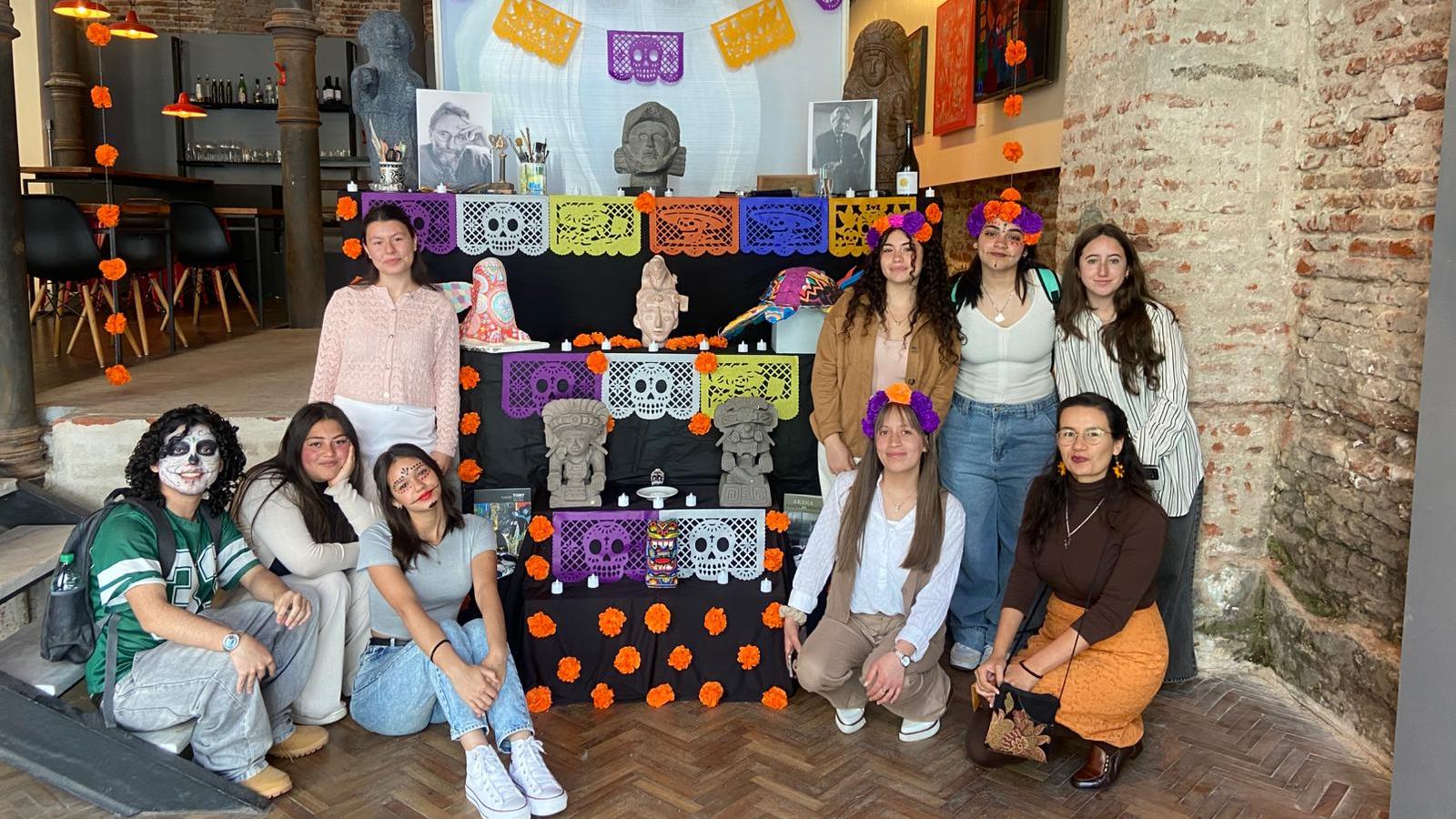Estudiantes con el altar de la Embajada.