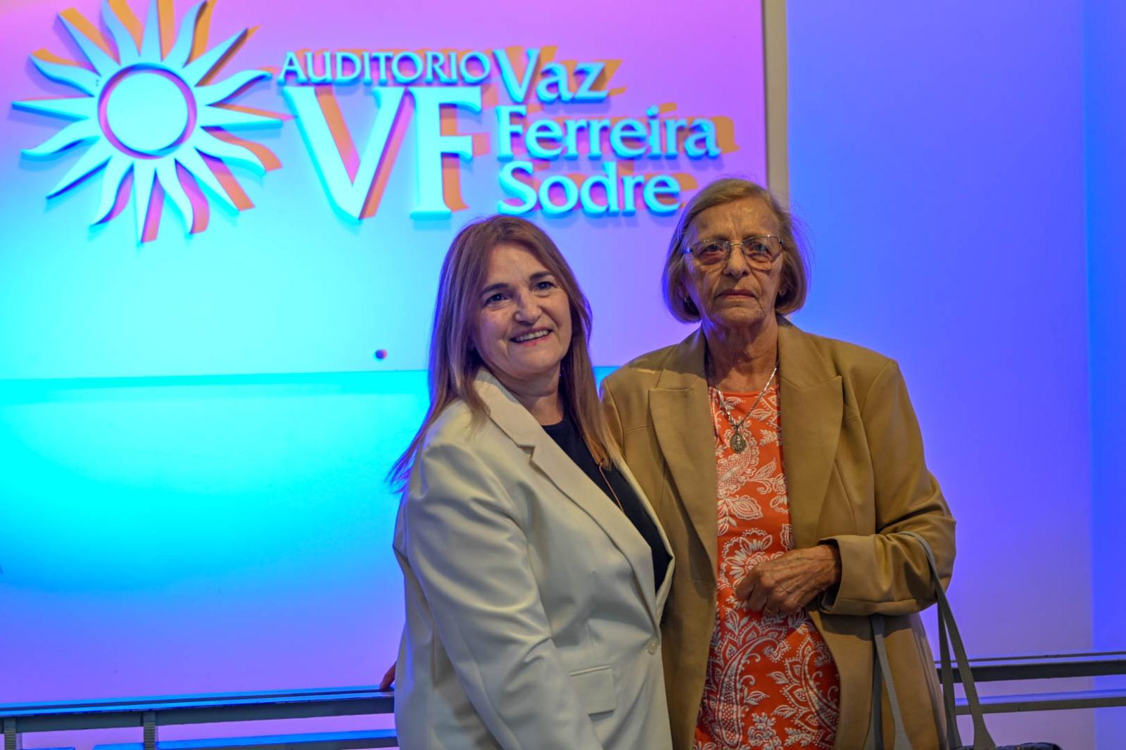 Reconocimiento a docentes y funcionarios que cumplen 30 años