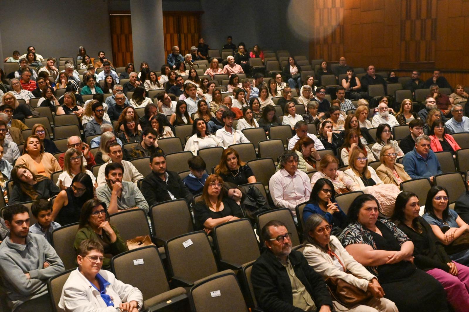 Reconocimiento a docentes y funcionarios que cumplen 30 años