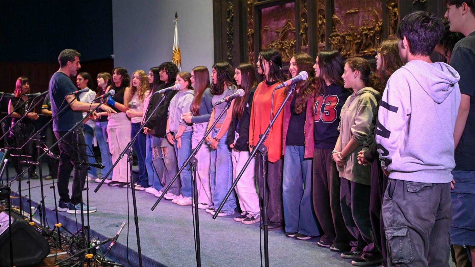 Coro cantando con director.