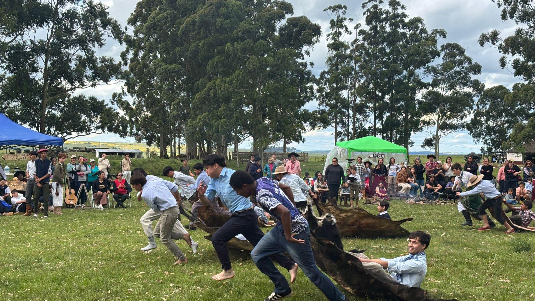 Estudiantes jugando a carreras con alfombras de cuero.