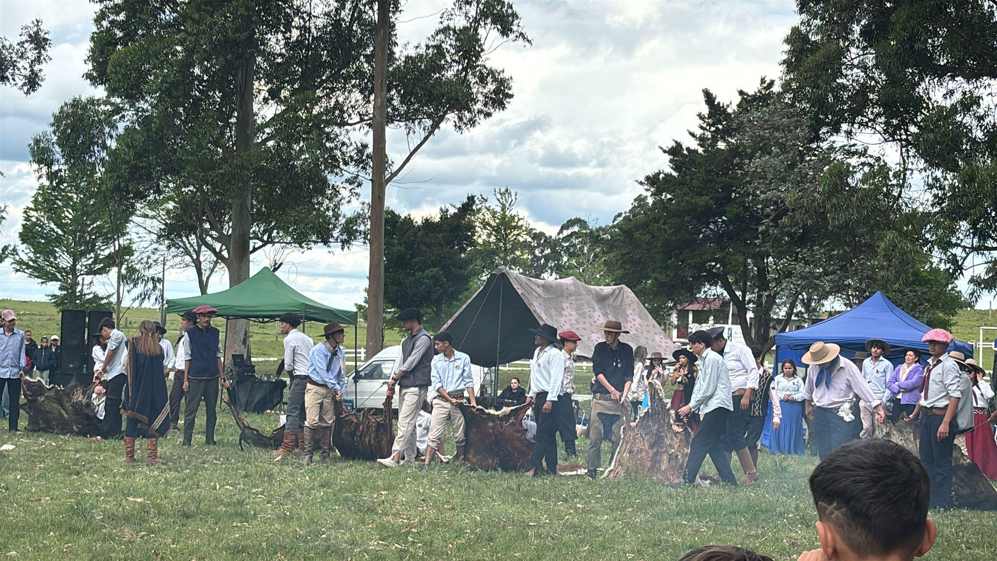 Estudiantes jugando a carreras con alfombras de cuero.