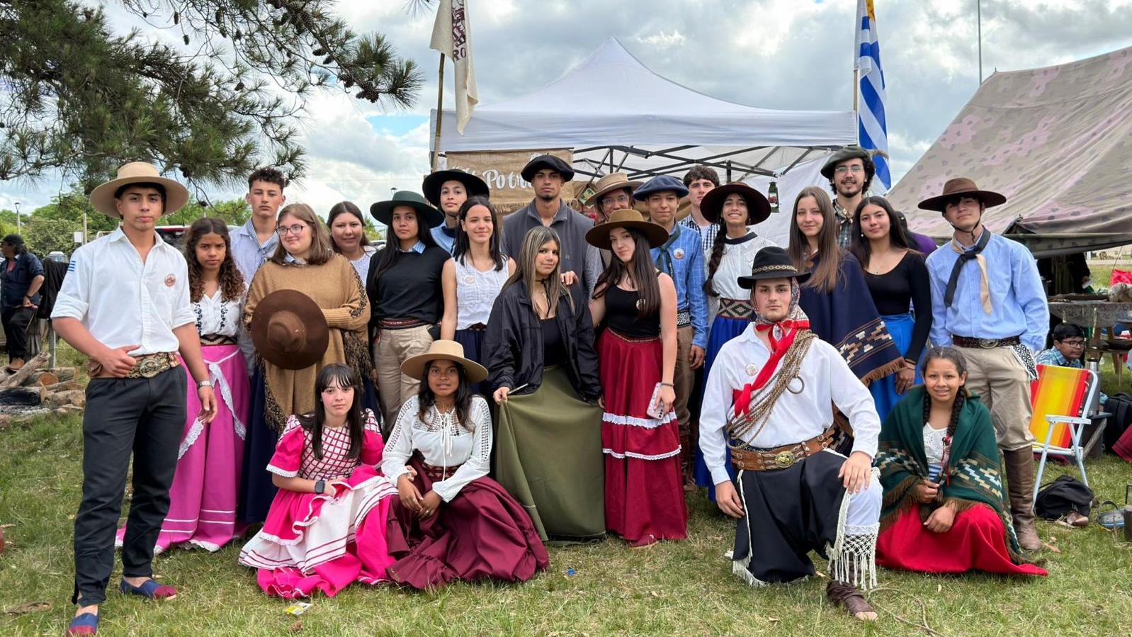 Estudiantes y docentes con vestimenta gauchesca.
