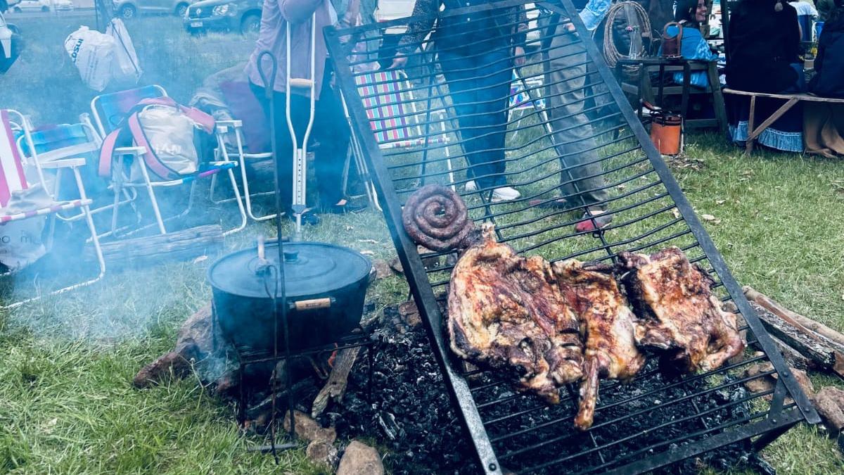 Parrilla con manta de carne coinándose.
