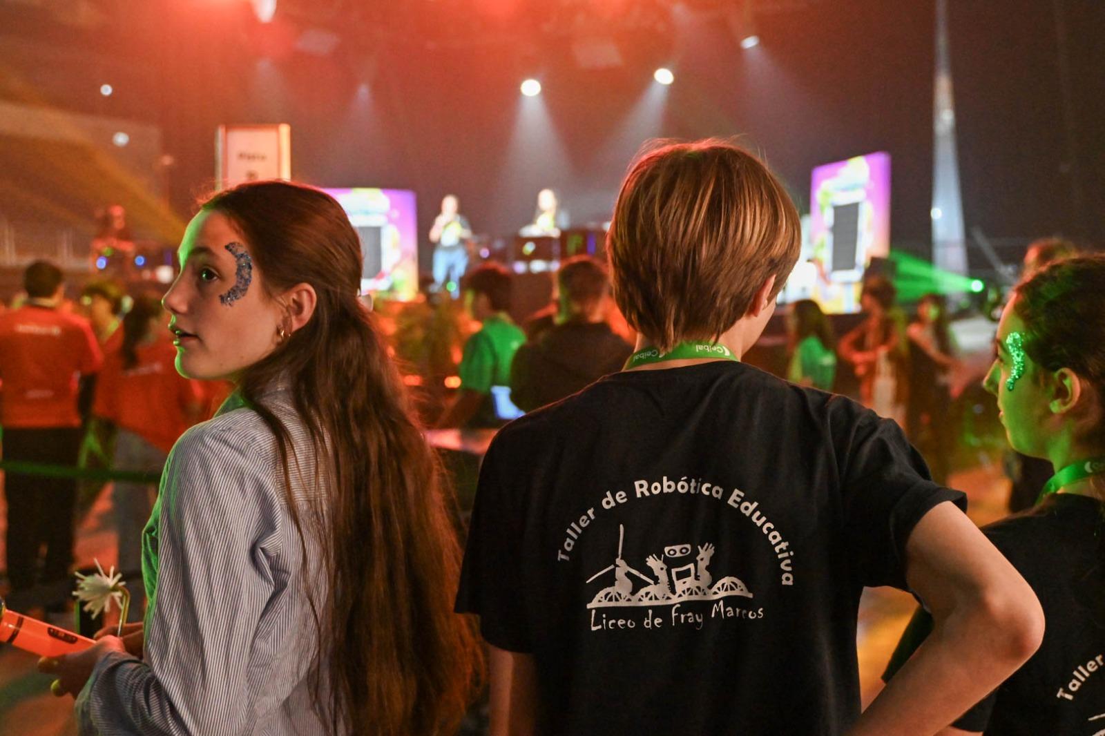 Estudiantes esperando resultados.