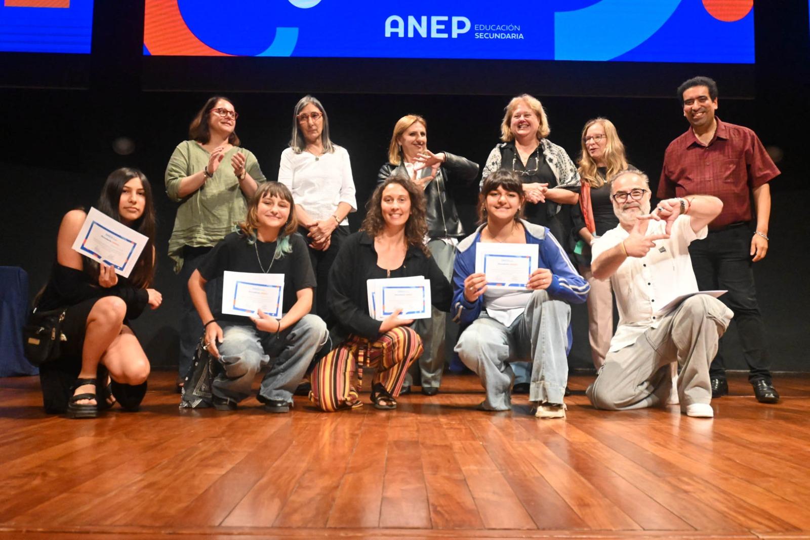 Estudiantes reciben reconocimiento