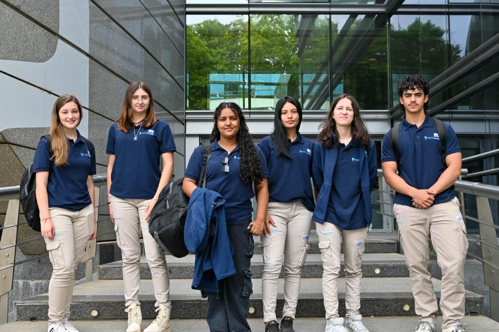 Estudiantes reciben reconocimiento