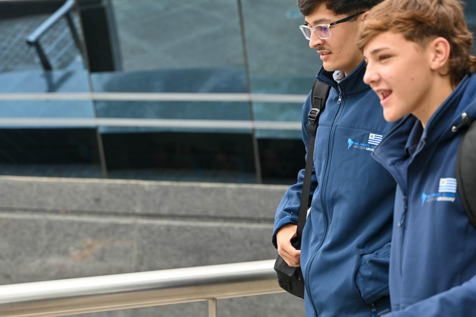 Estudiantes reciben reconocimiento