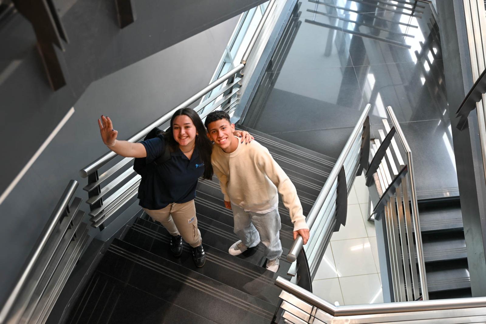 Estudiantes reciben reconocimiento