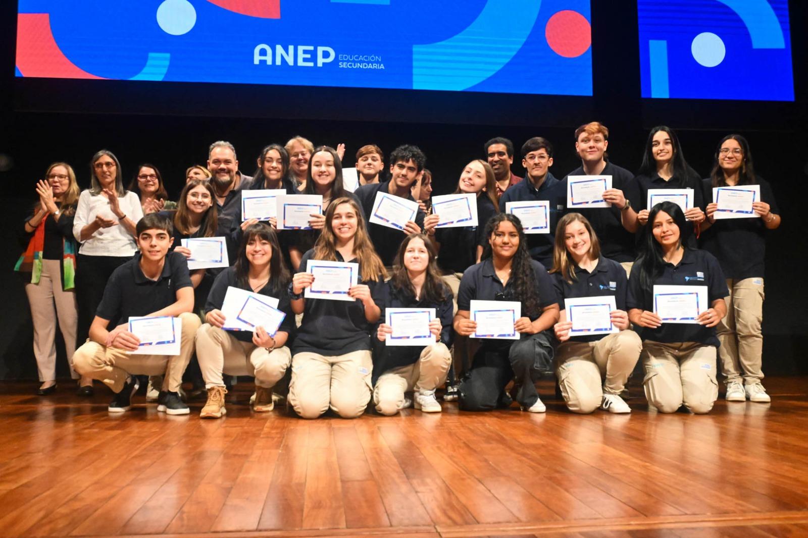 Estudiantes reciben reconocimiento