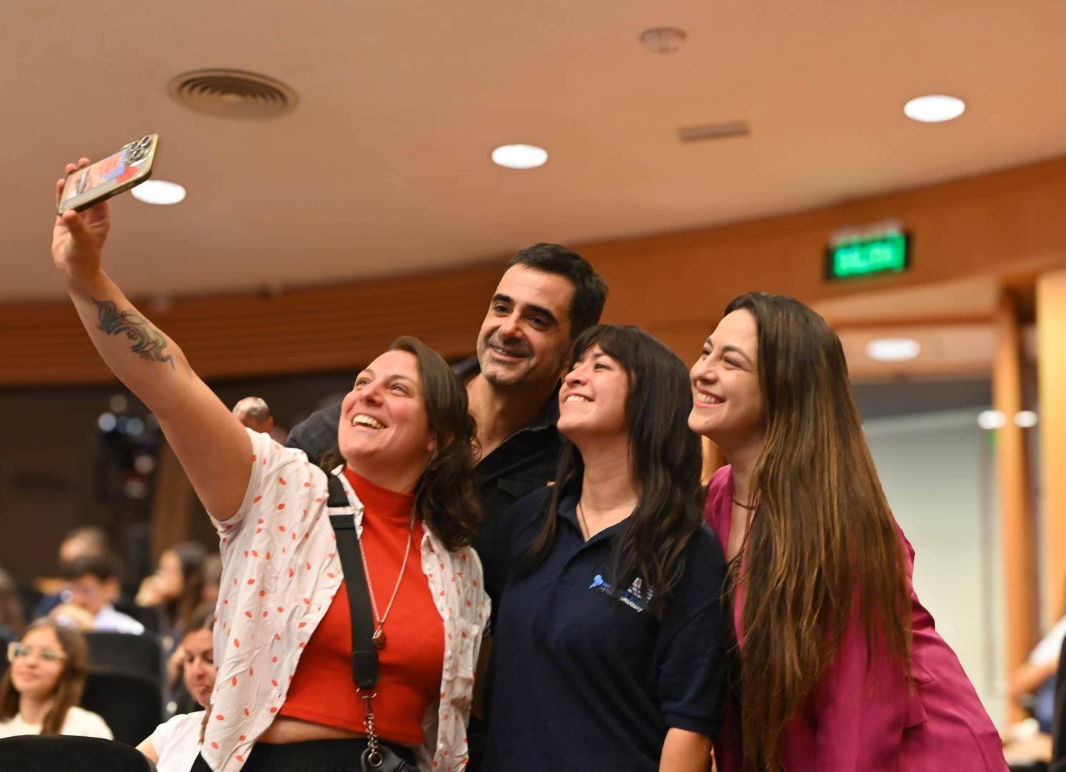 Estudiantes reciben reconocimiento