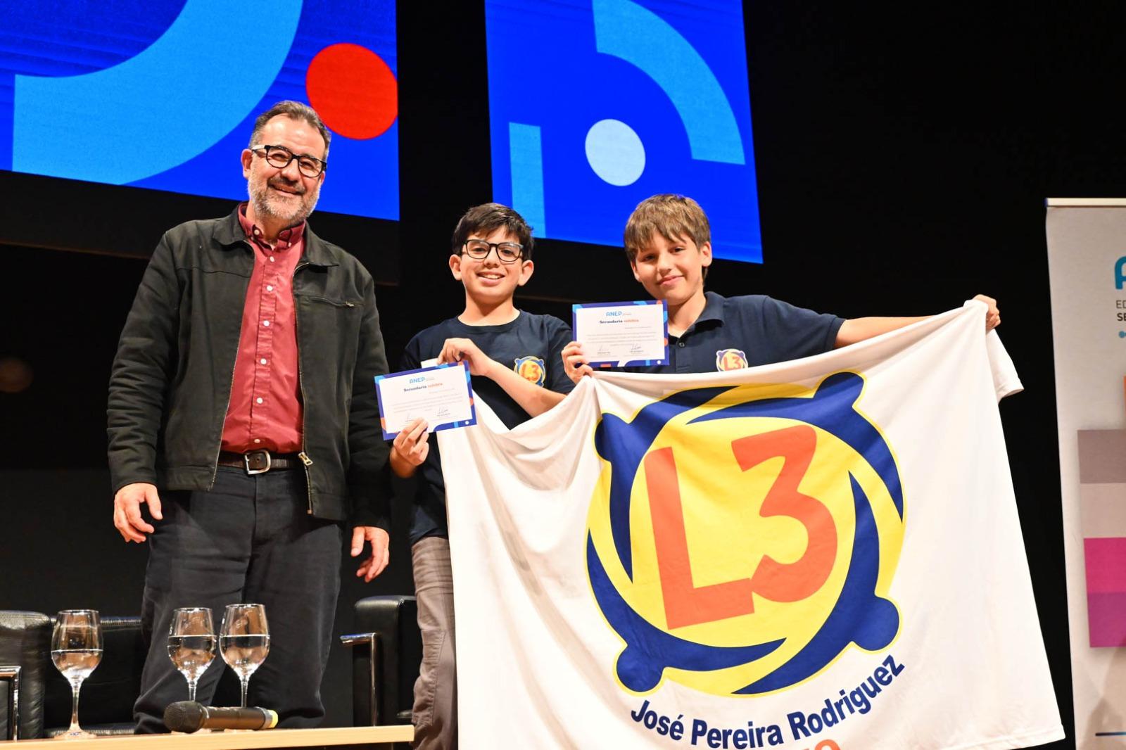 Estudiantes reciben reconocimiento