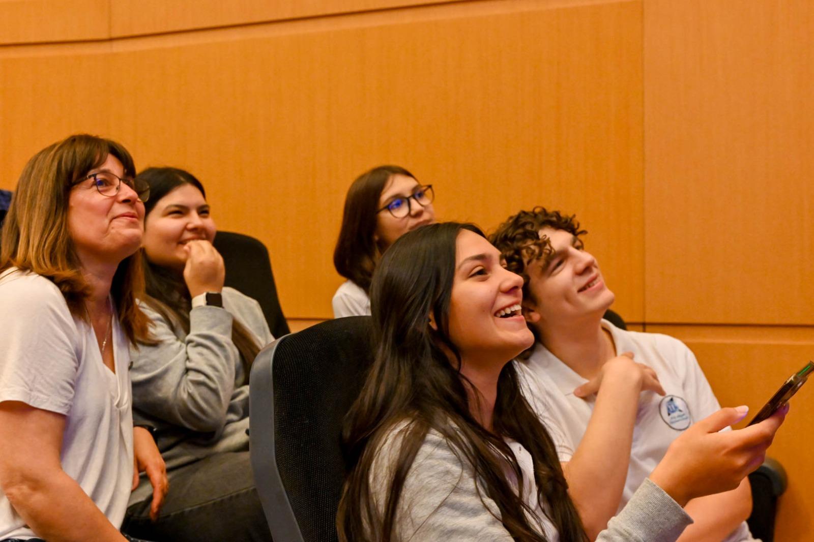 Estudiantes reciben reconocimiento