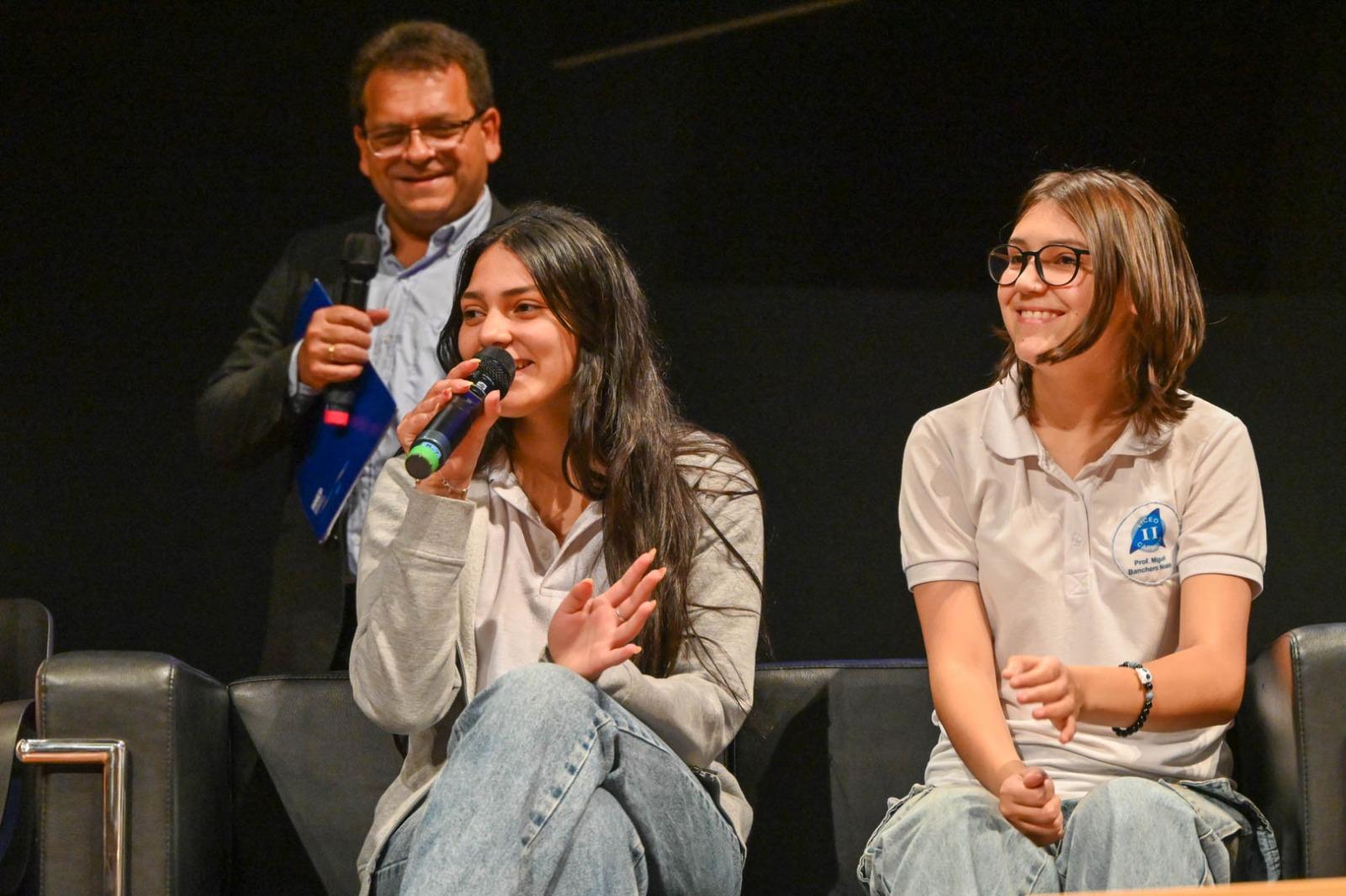 Estudiantes reciben reconocimiento