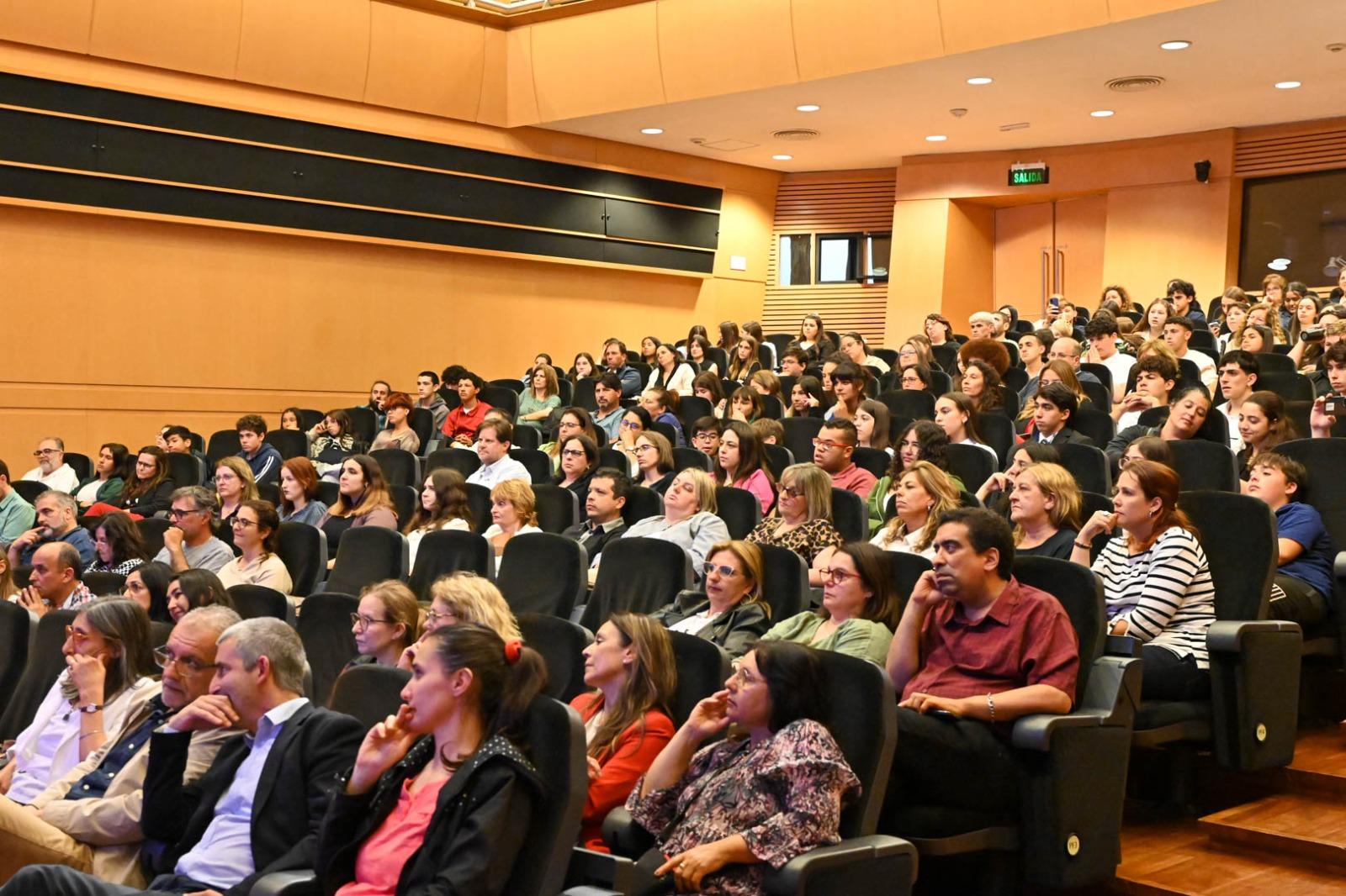 Estudiantes reciben reconocimiento