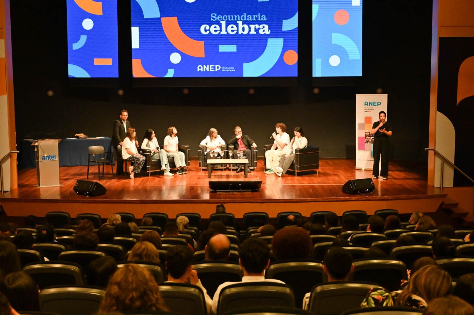 Estudiantes reciben reconocimiento