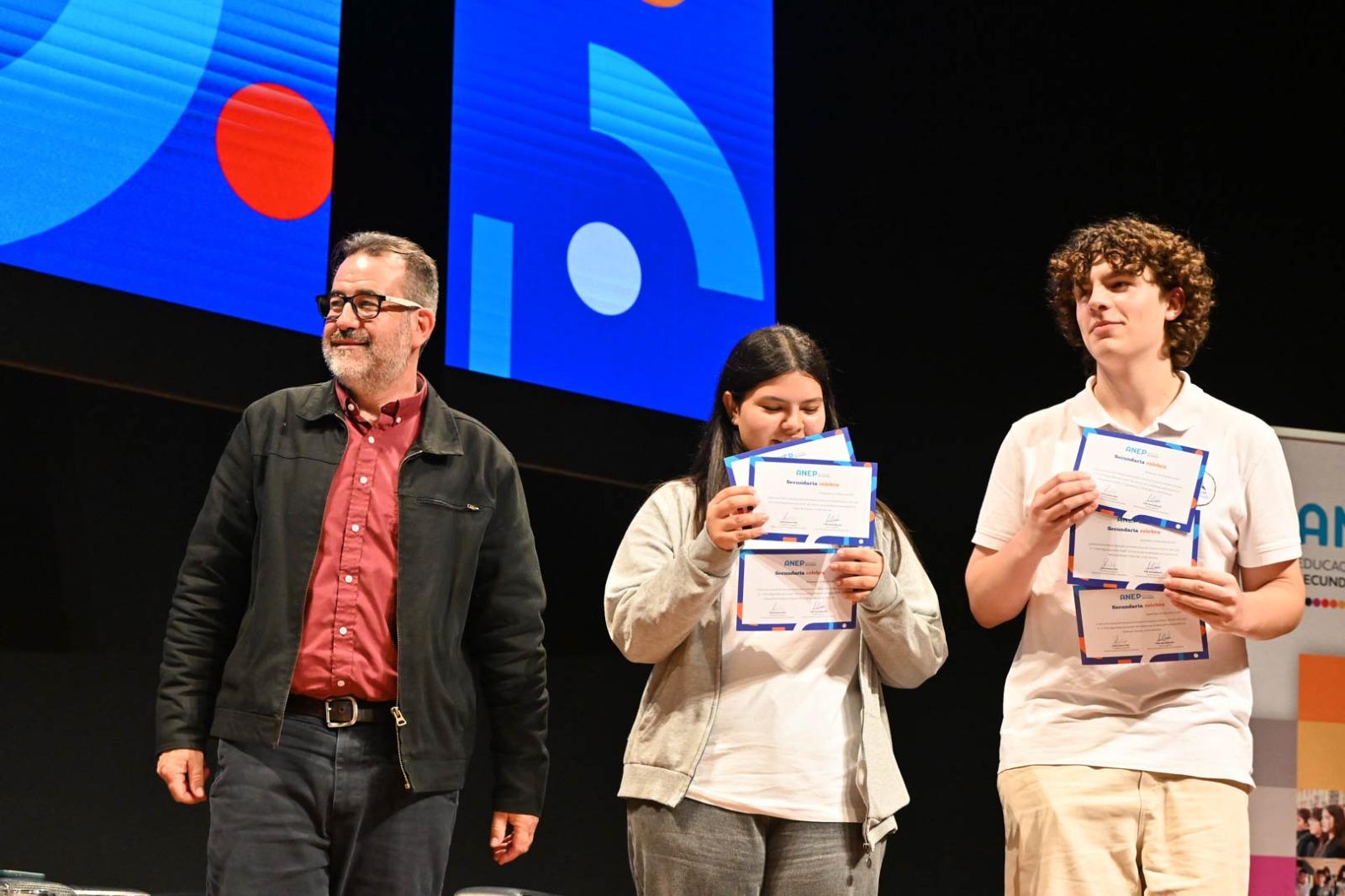 Estudiantes reciben reconocimiento